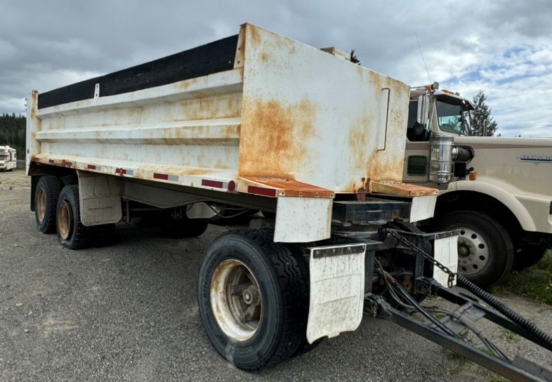 M&M Tridem gravel trailer