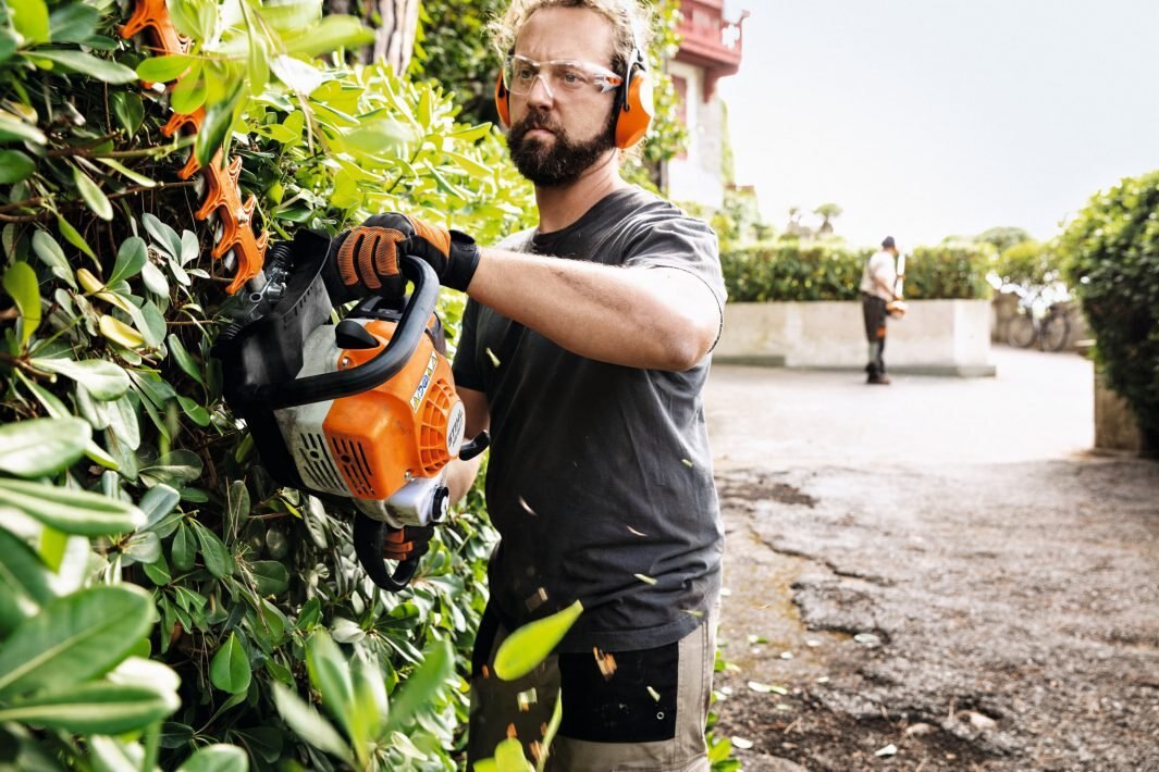 STIHL HS 82 T HEDGE TRIMMER 30