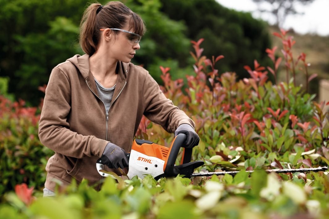 STIHL HSA 56 WITH AK 10 BATTERY AND AL 101 CHARGER