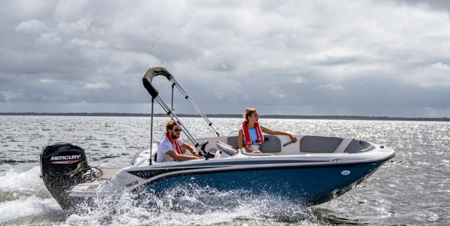 2024 Bayliner M15 Kingfisher Blue Hull