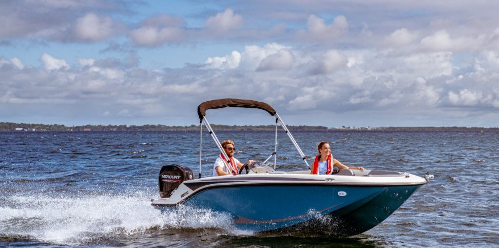 2024 Bayliner M15 Kingfisher Blue Hull