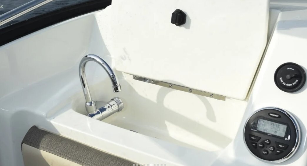 2024 Bayliner VR5 CUDDY Black Hull Sides (White Bottom)