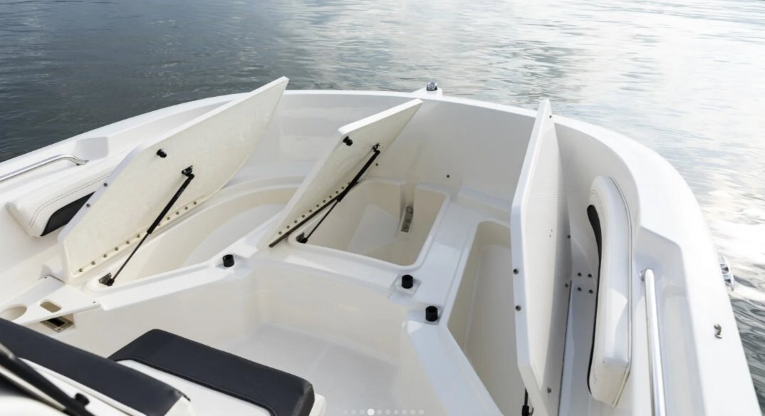 2024 Bayliner T20CC Black Hull Sides (White Bottom)