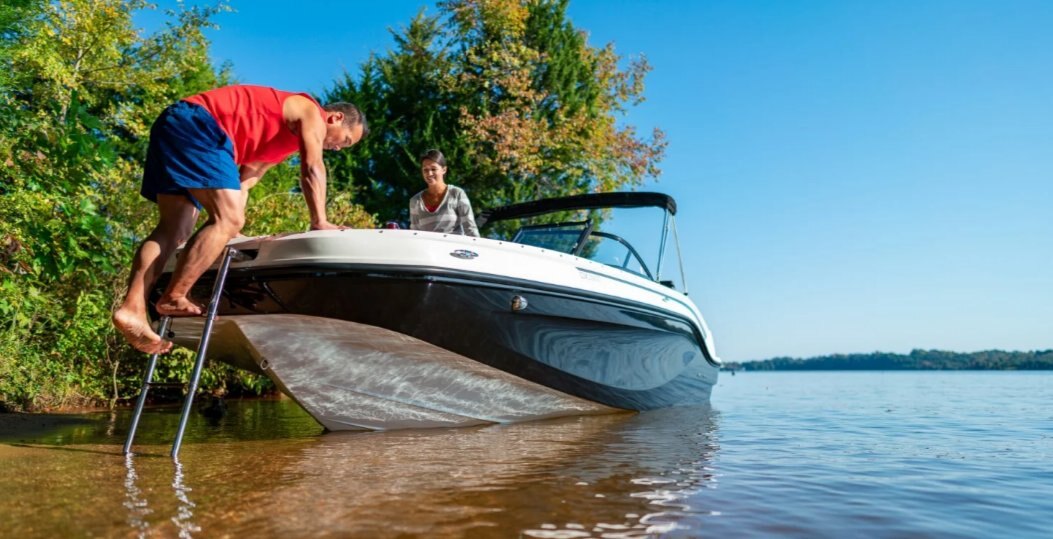 2024 Bayliner DX2000 Blue Hull Sides (White Bottom)