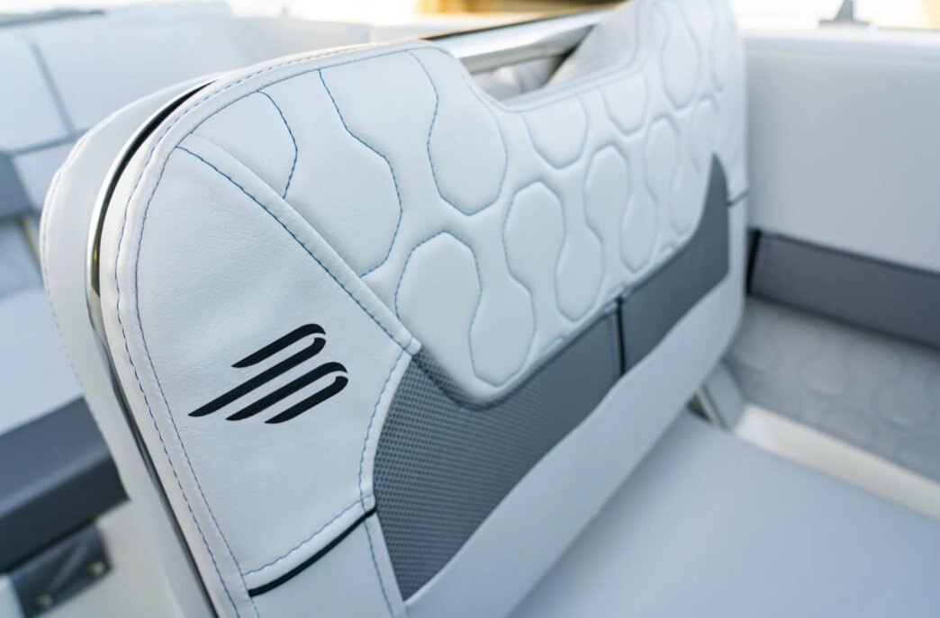 2025 Bayliner VR5 Bowrider Coque bleue côtés (fond blanc)