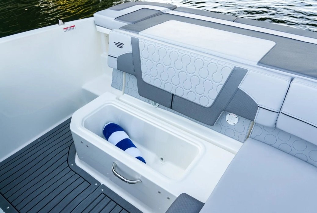 2025 Bayliner VR5 Bowrider VR Sport Package (Rouge)