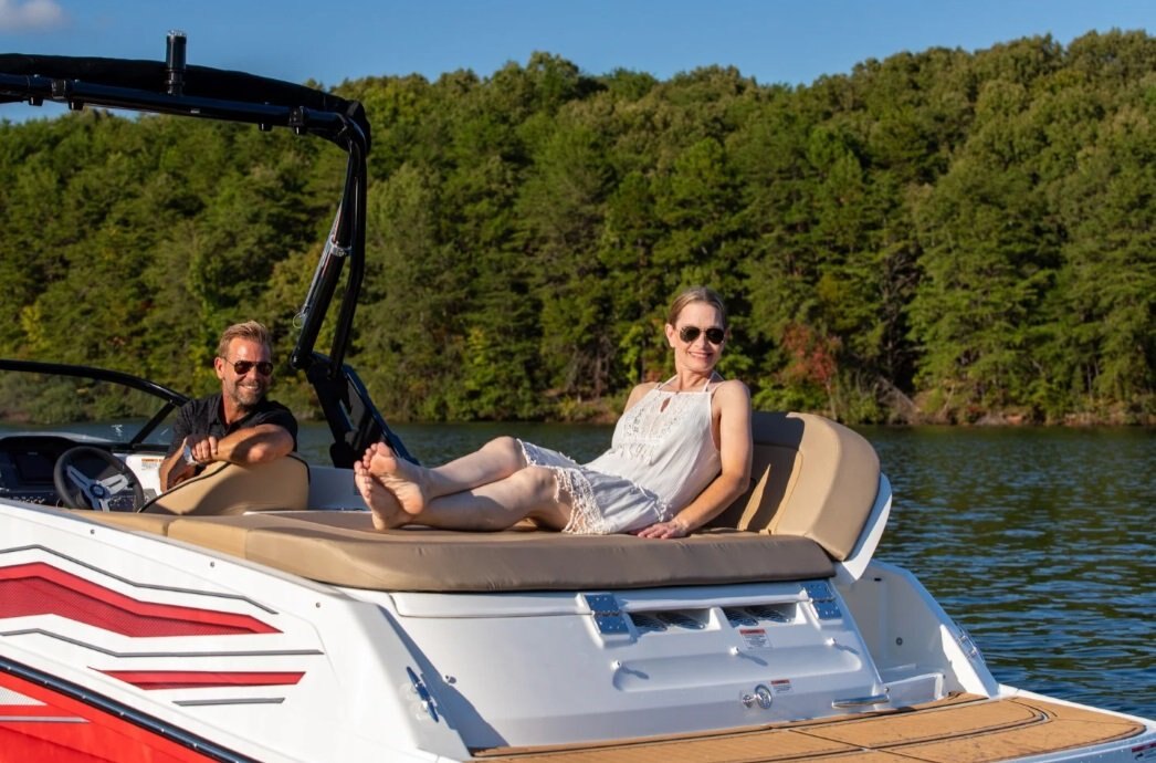 2025 Bayliner VR6 Bowrider Coque bleue côtés (fond blanc)