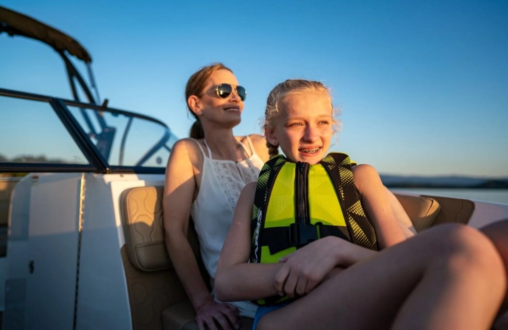 2025 Bayliner VR6 Bowrider Coque bleue côtés (fond blanc)