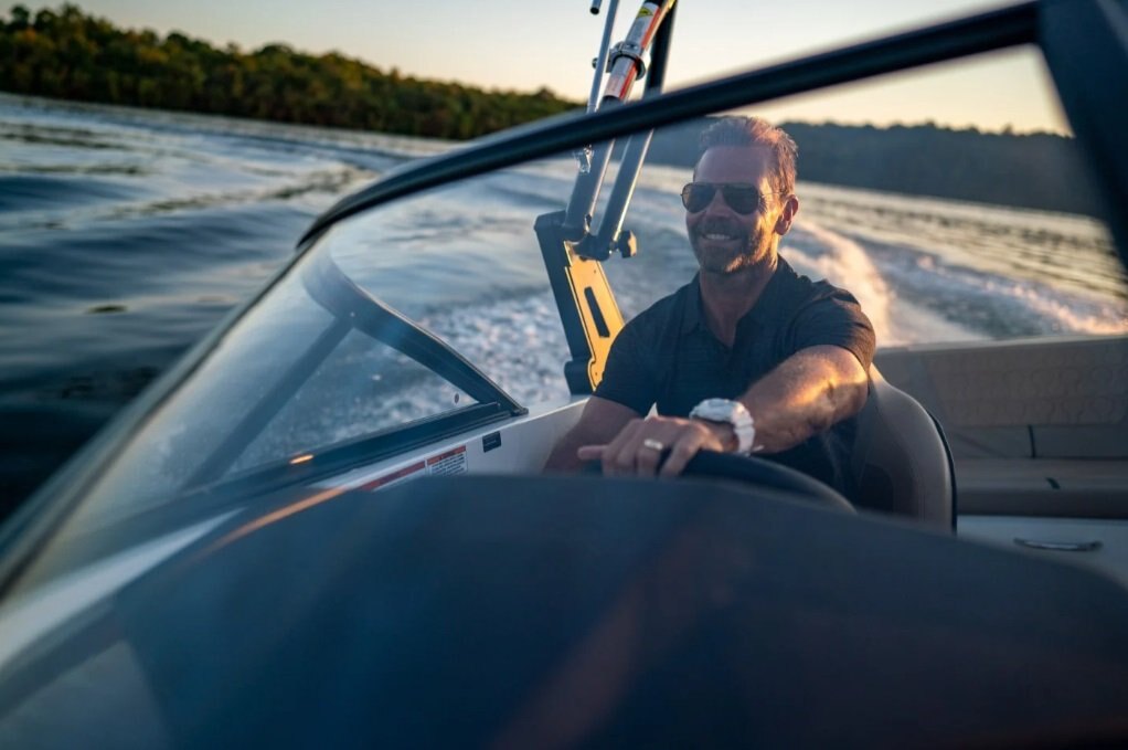 2025 Bayliner VR6 Bowrider Impulse Coque bleue côtés/fond blanc