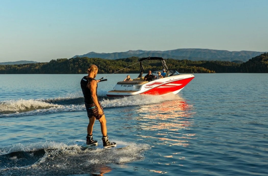 2025 Bayliner VR6 Bowrider Impulse Coque bleue côtés/fond blanc