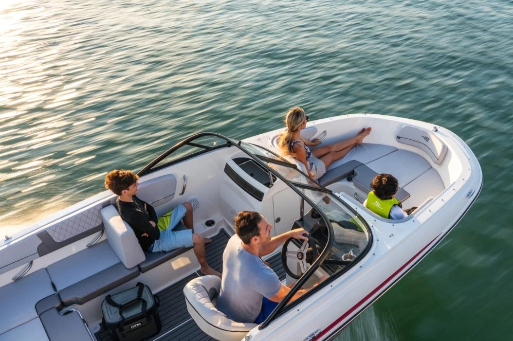 2025 Bayliner VR4 Outboard Côtés de coque noirs (fond blanc)