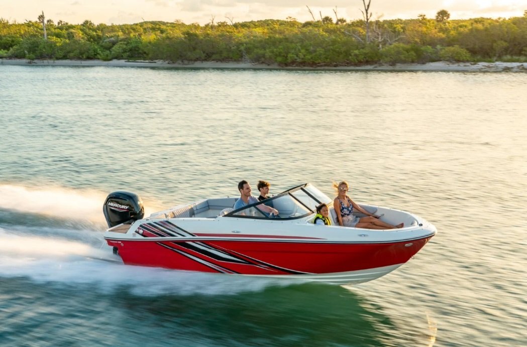 2025 Bayliner VR4 Outboard Côtés de coque noirs (fond blanc)