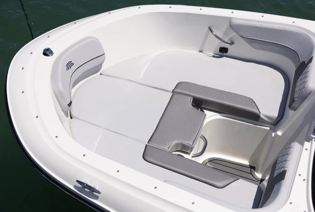 2025 Bayliner VR4 Outboard Côtés de coque noirs (fond blanc)