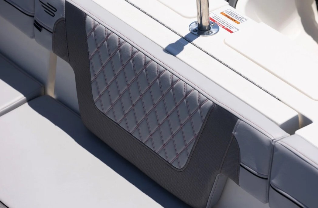 2025 Bayliner VR4 Outboard Côtés de coque noirs (fond blanc)