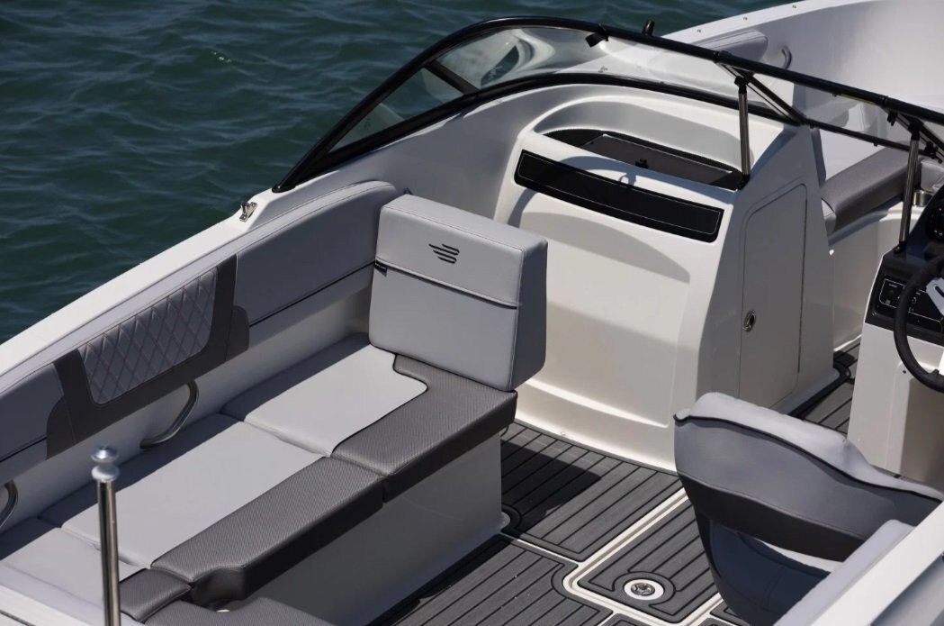 2025 Bayliner VR4 Outboard Côtés de coque noirs (fond blanc)