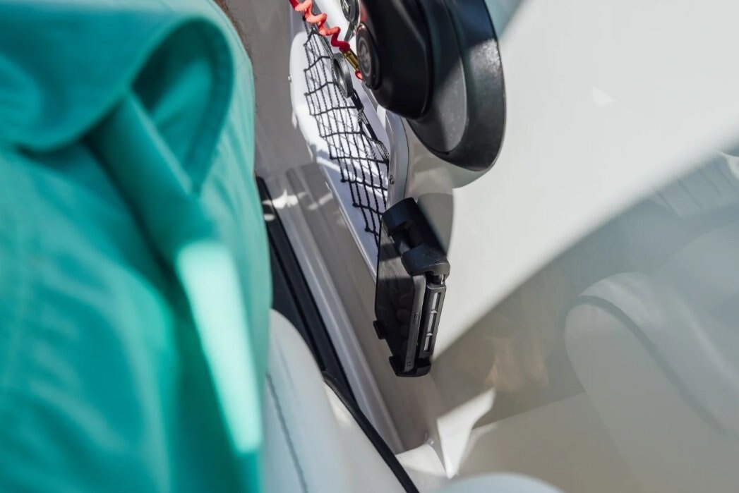 2025 Bayliner VR6 Outboard Rallye Coque rouge (fond blanc)