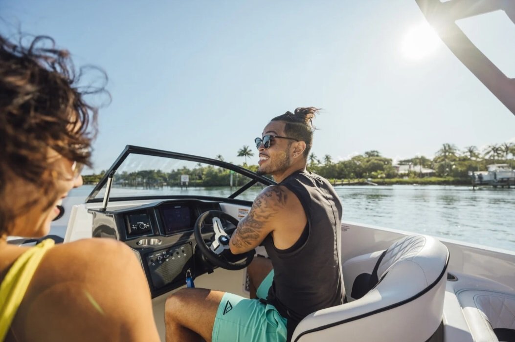 2025 Bayliner VR6 Outboard Rallye Coque rouge (fond blanc)