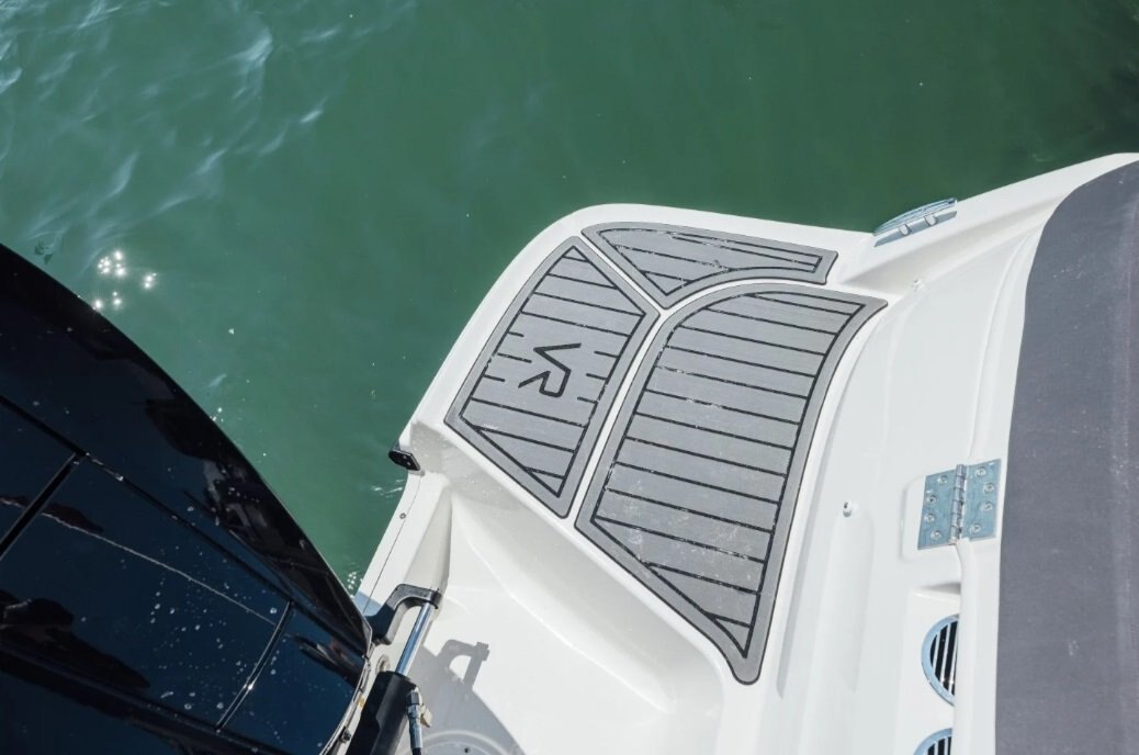 2025 Bayliner VR6 Outboard Rallye Coque rouge (fond blanc)