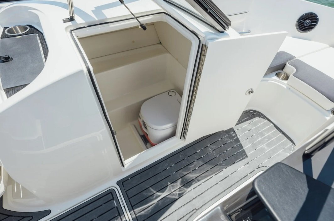 2025 Bayliner VR6 Outboard Rallye Coque rouge (fond blanc)