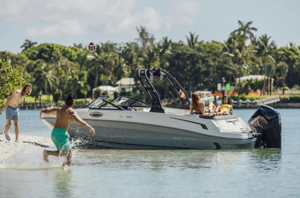 2025 Bayliner VR6 Outboard Rallye Coque rouge (fond blanc)