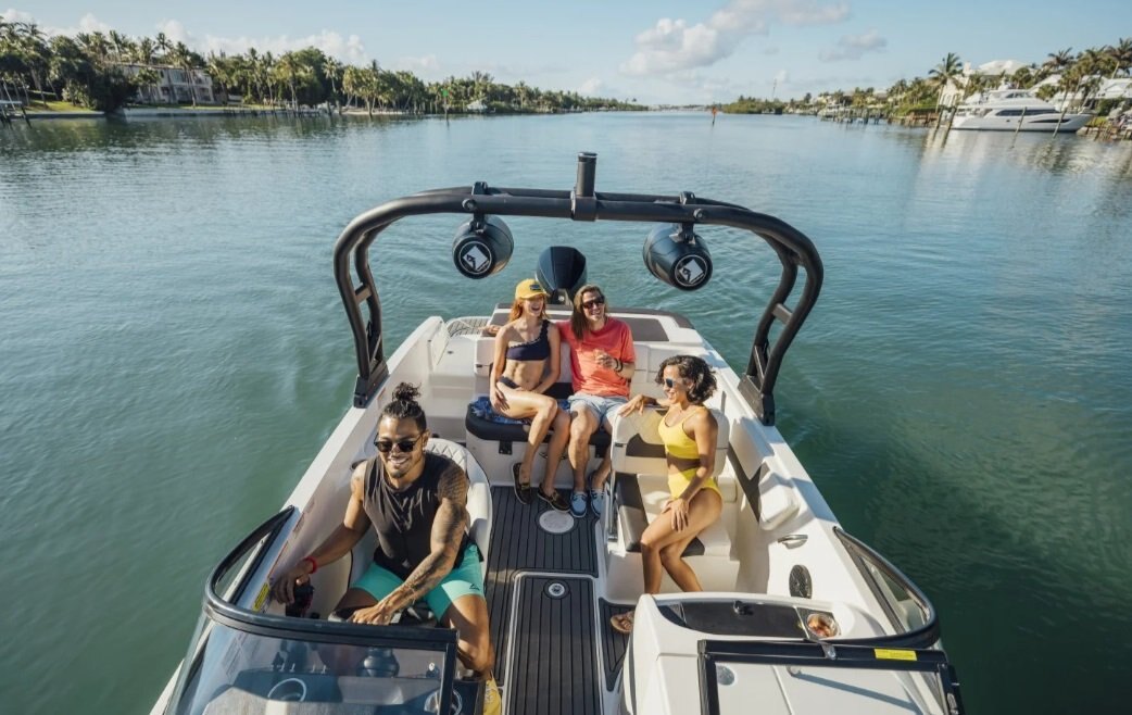 2025 Bayliner VR6 Outboard Rallye Coque rouge (fond blanc)