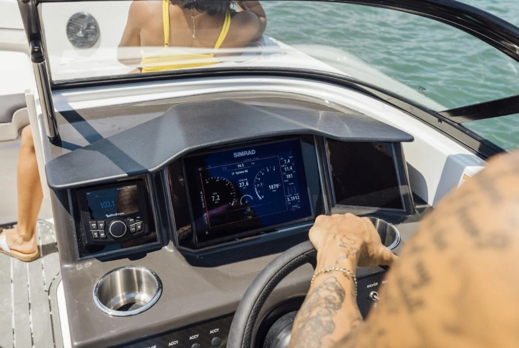 2025 Bayliner VR6 Outboard Rallye Coque rouge (fond blanc)