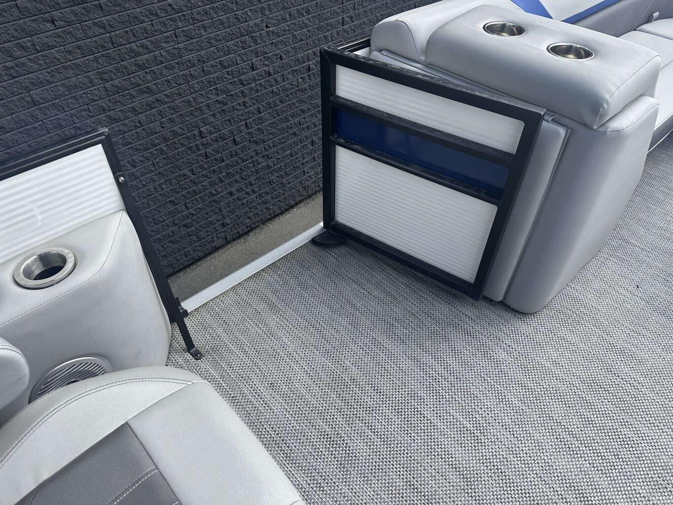 2023 Bennington 25 SXSRTD Top Deck Waterslide 175HP Yamaha VMAX SHO