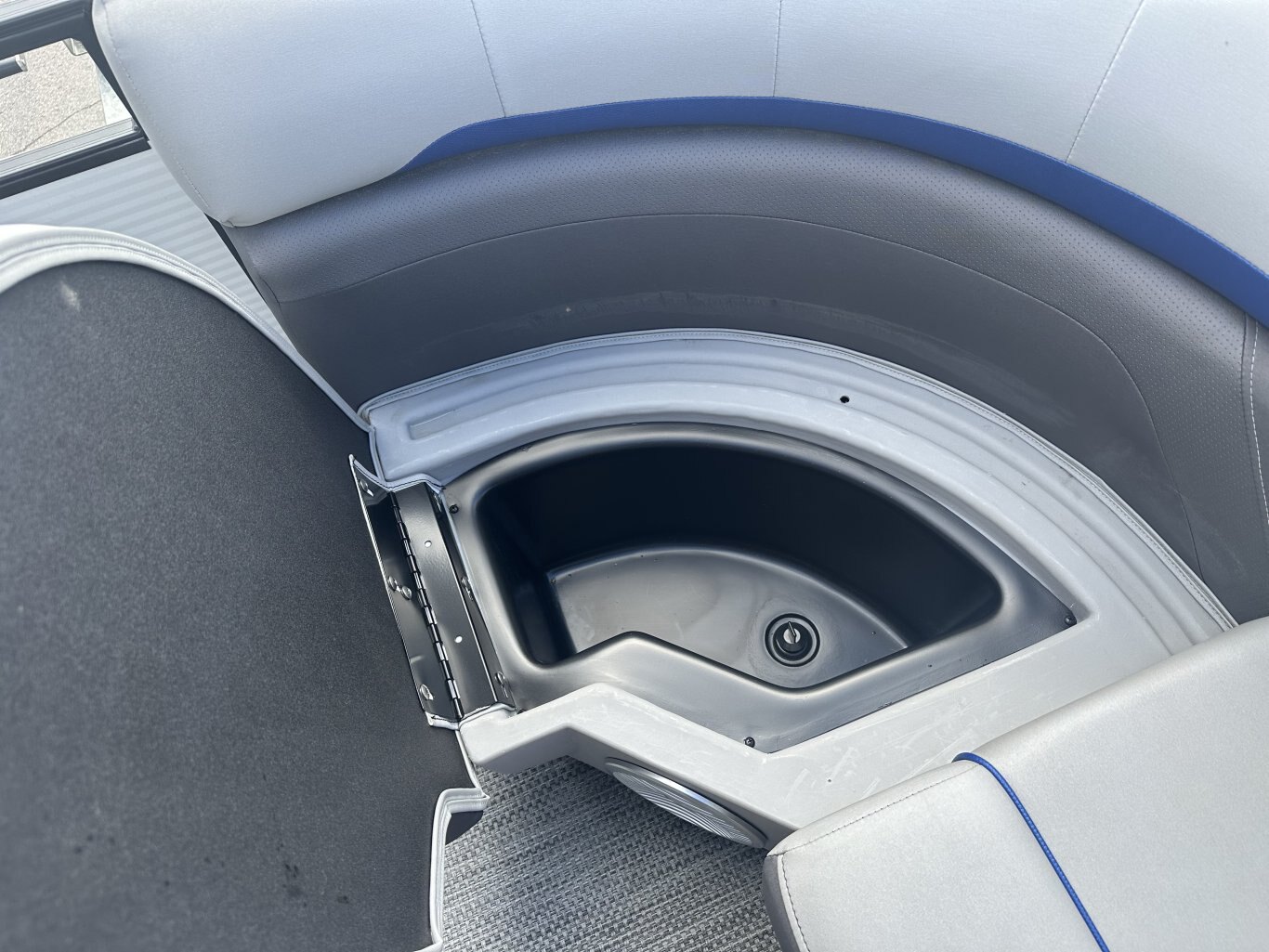 2023 Bennington 25 SXSRTD Top Deck Waterslide 175HP Yamaha VMAX SHO