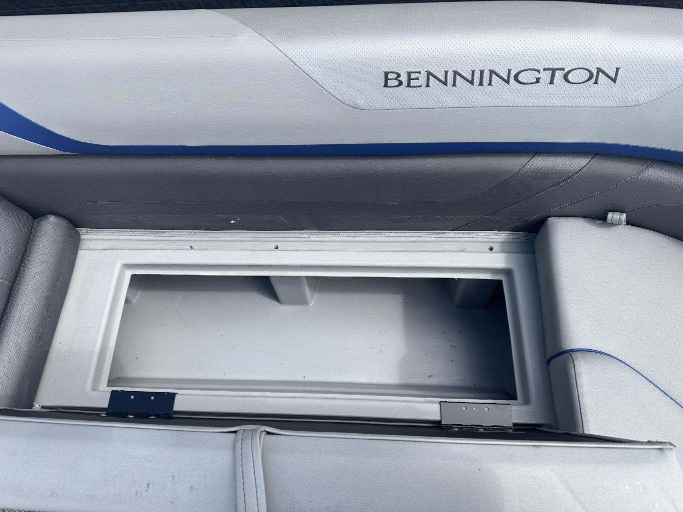 2023 Bennington 25 SXSRTD Top Deck Waterslide 175HP Yamaha VMAX SHO
