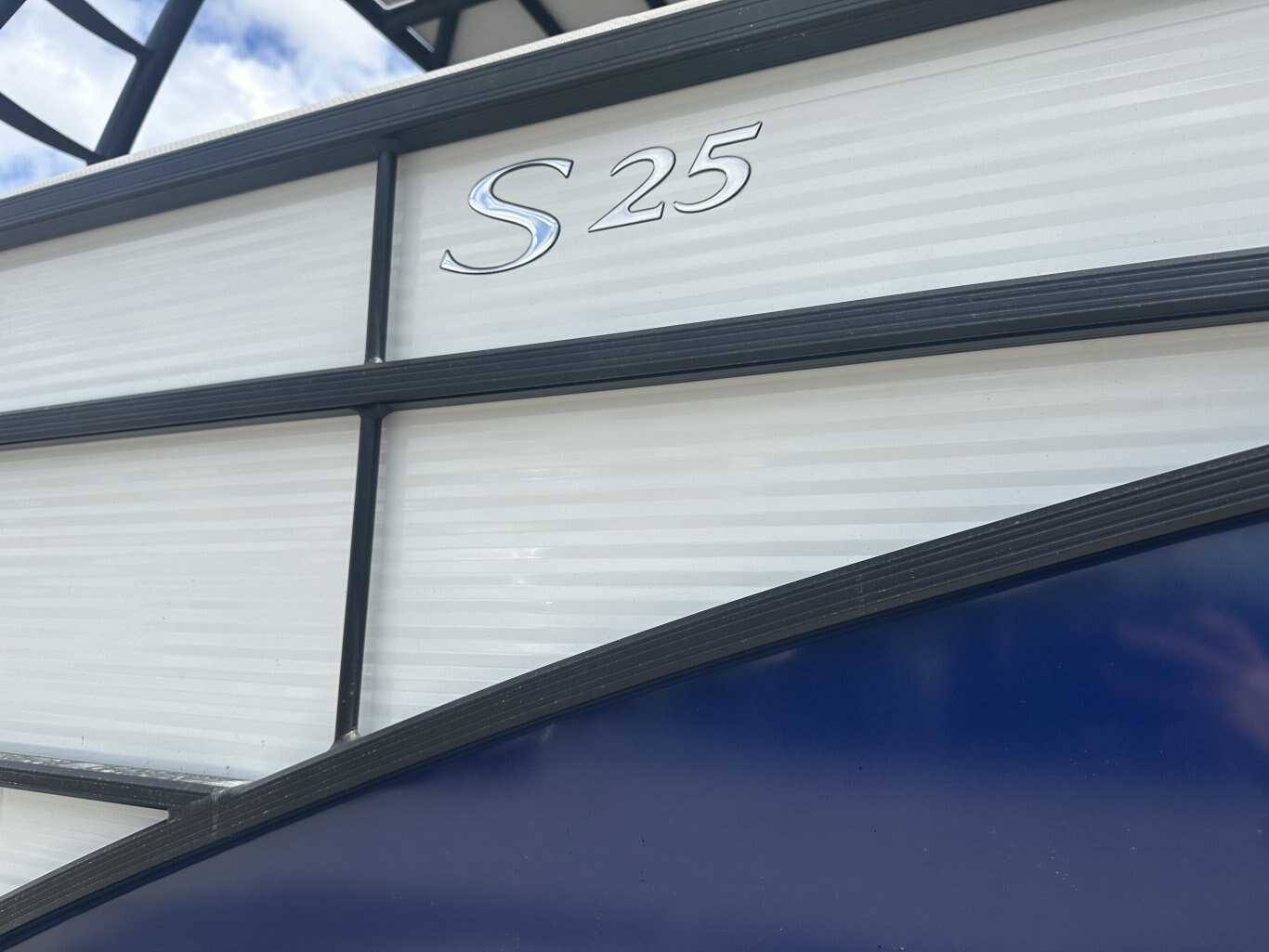 2023 Bennington 25 SXSRTD Top Deck Waterslide 175HP Yamaha VMAX SHO