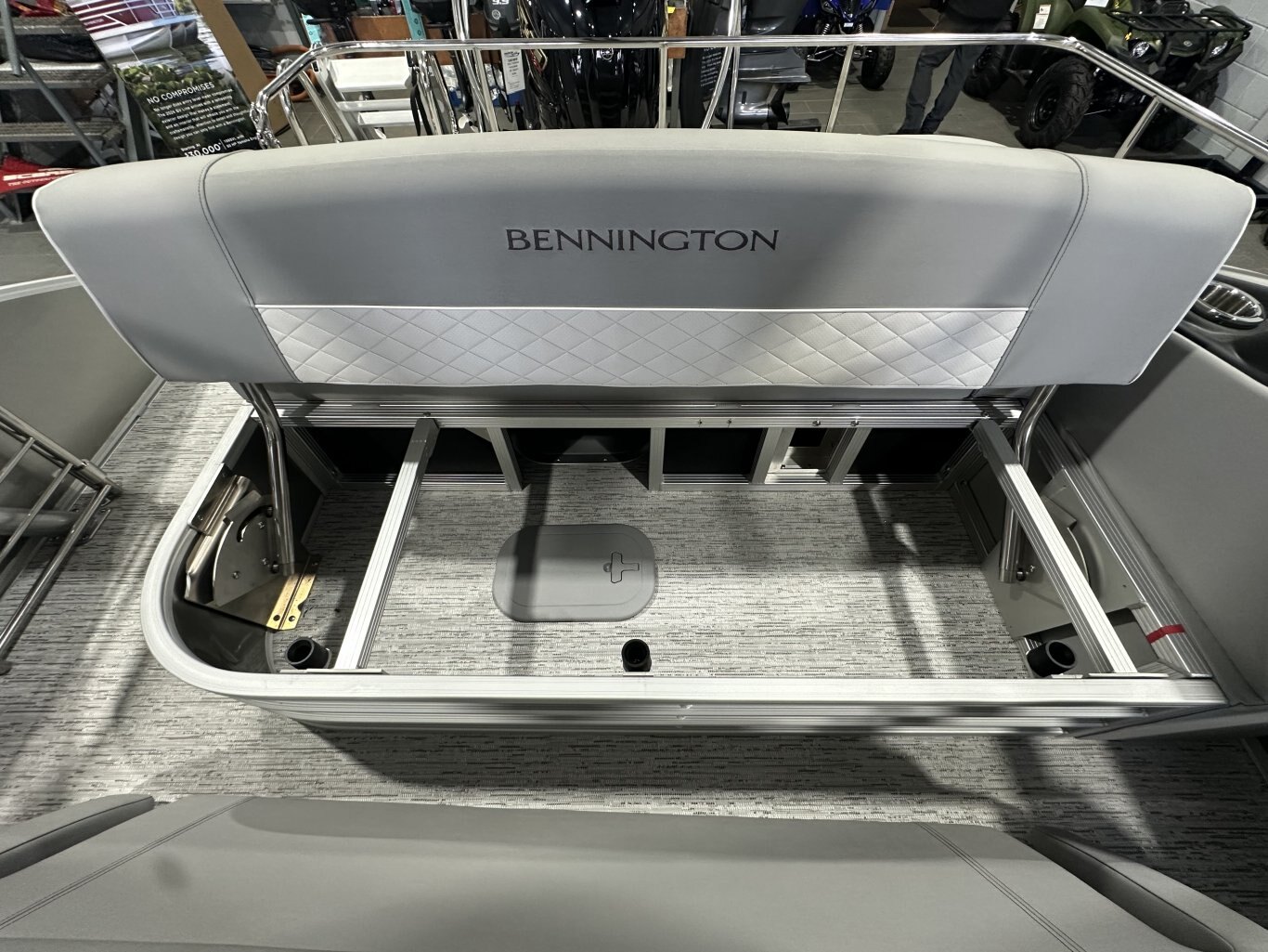 2025 Bennington L23 Swingback Bowrider w/ Arch 23 LTSBA