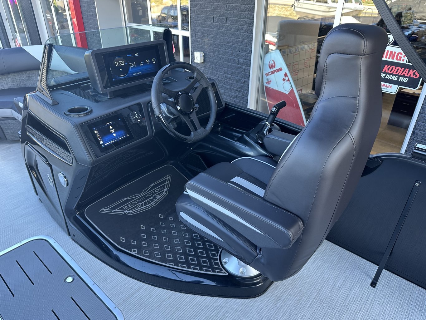 2025 BENNINGTON 22MSBSE YAMAHA VMAX SHO 175