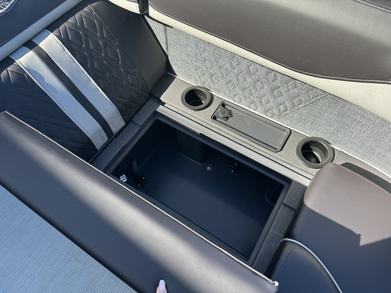 2025 BENNINGTON 22MSBSE YAMAHA VMAX SHO 175