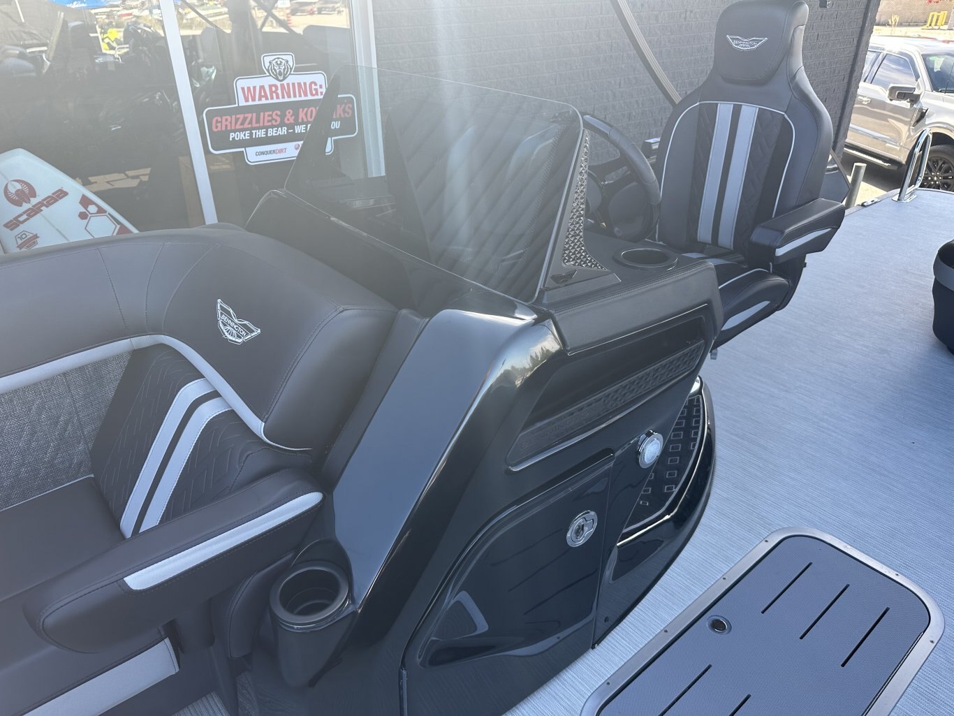 2025 BENNINGTON 22MSBSE YAMAHA VMAX SHO 175