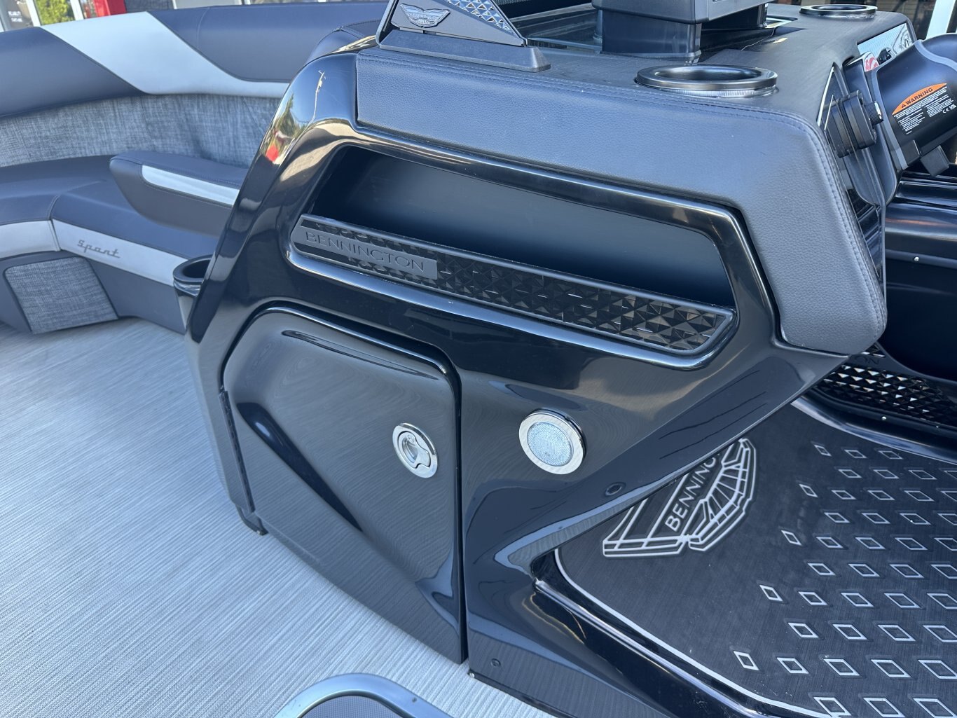 2025 BENNINGTON 22MSBSE YAMAHA VMAX SHO 175