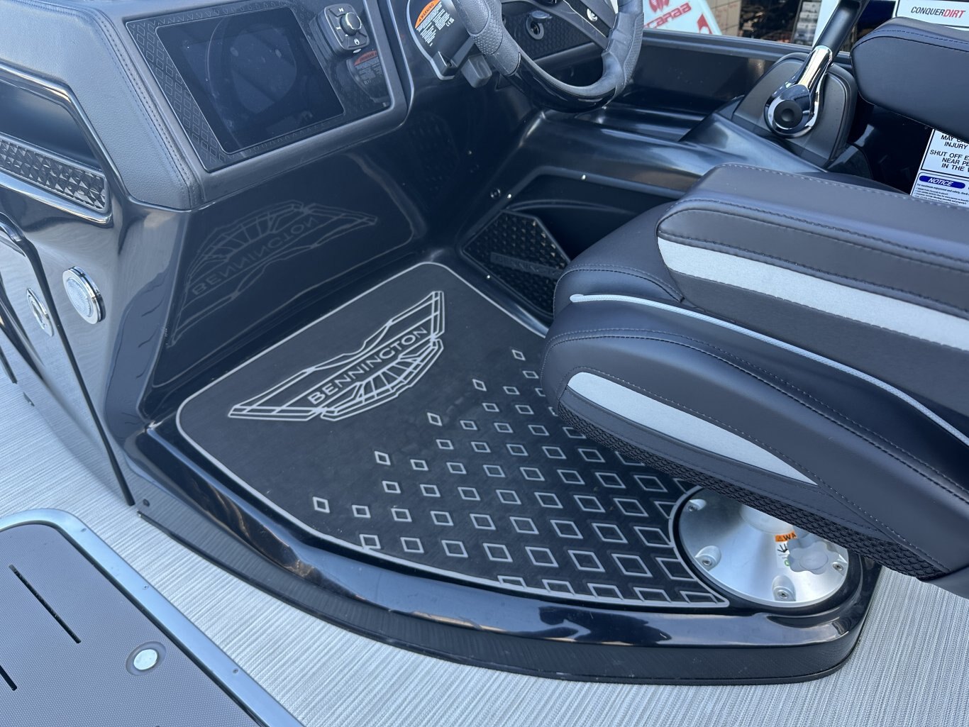 2025 BENNINGTON 22MSBSE YAMAHA VMAX SHO 175