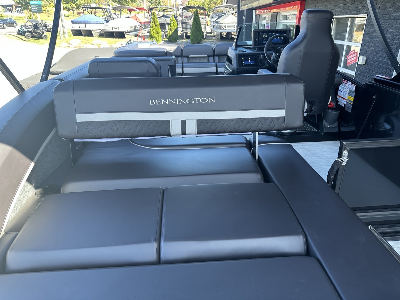 2025 BENNINGTON 22MSBSE YAMAHA VMAX SHO 175