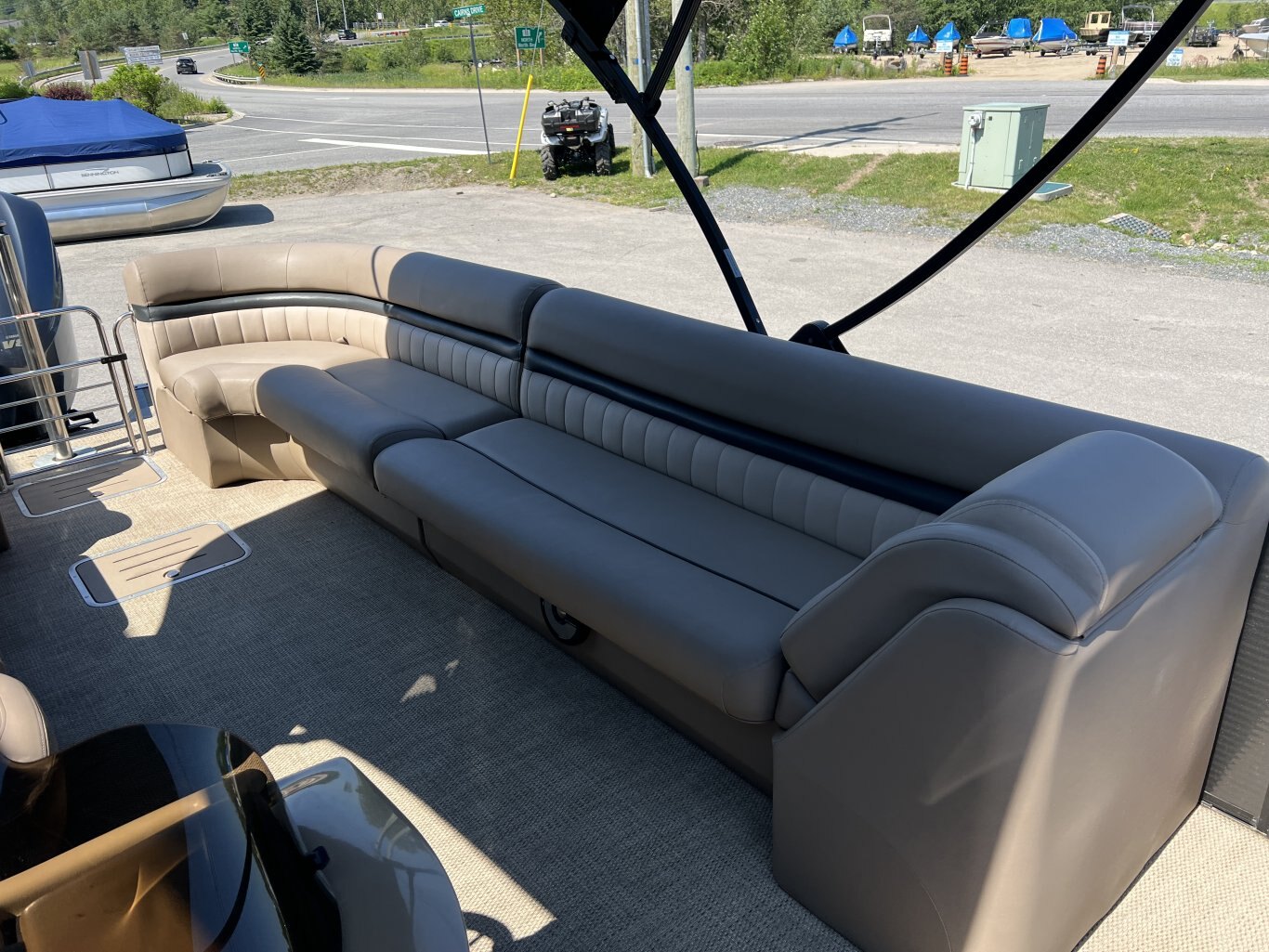 2018 BENNIGTON G25 TRI TOON 350hp Yamaha LOW HOURS