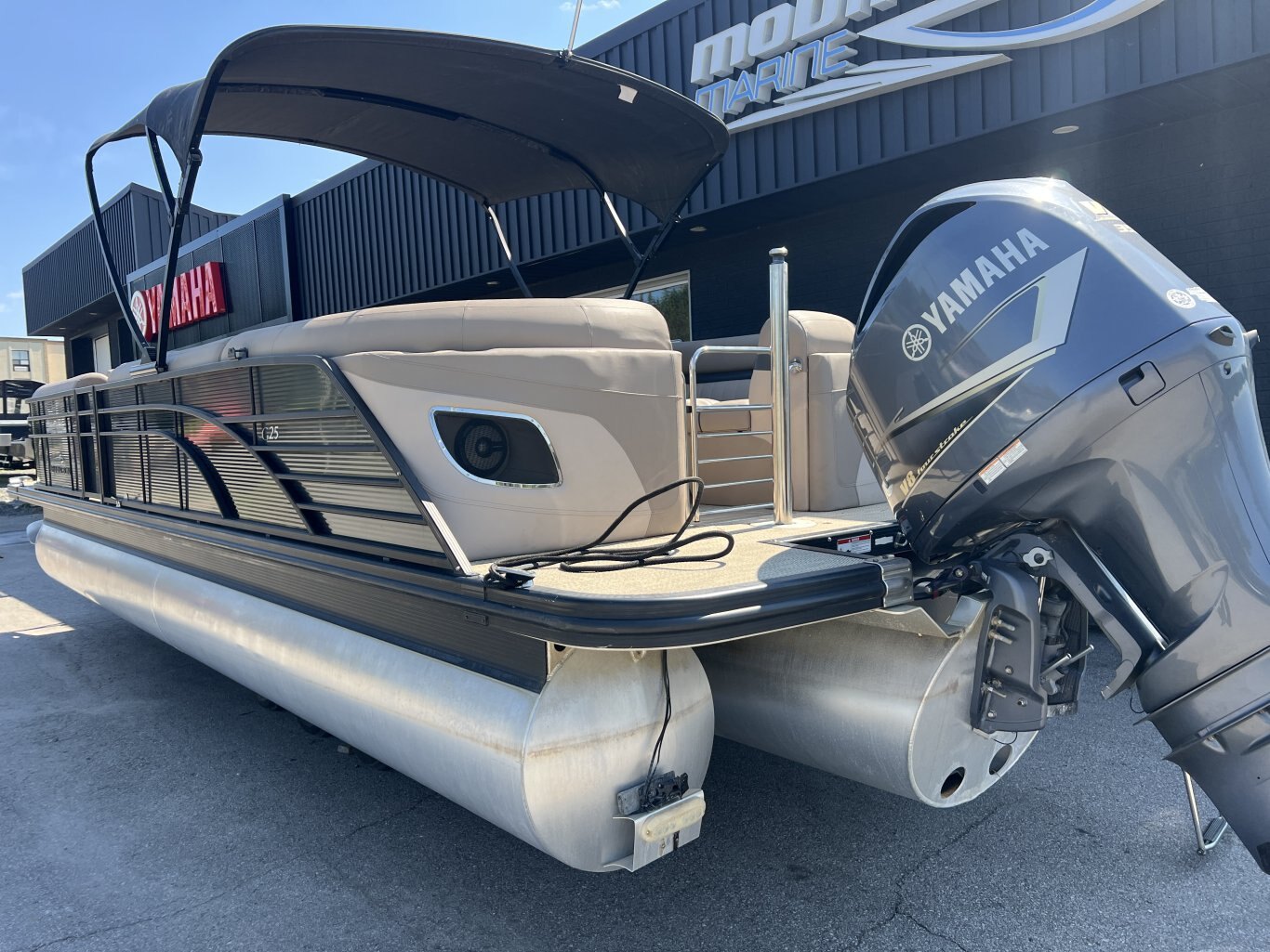 2018 BENNIGTON G25 TRI TOON 350hp Yamaha LOW HOURS
