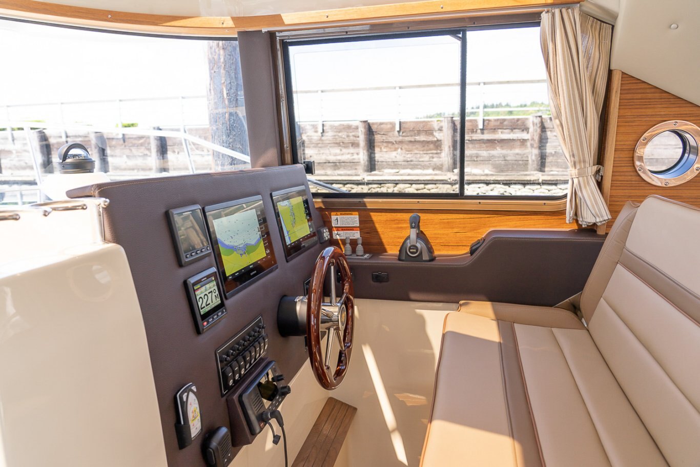 Ranger Tugs R 29 COMMAND BRIDGE