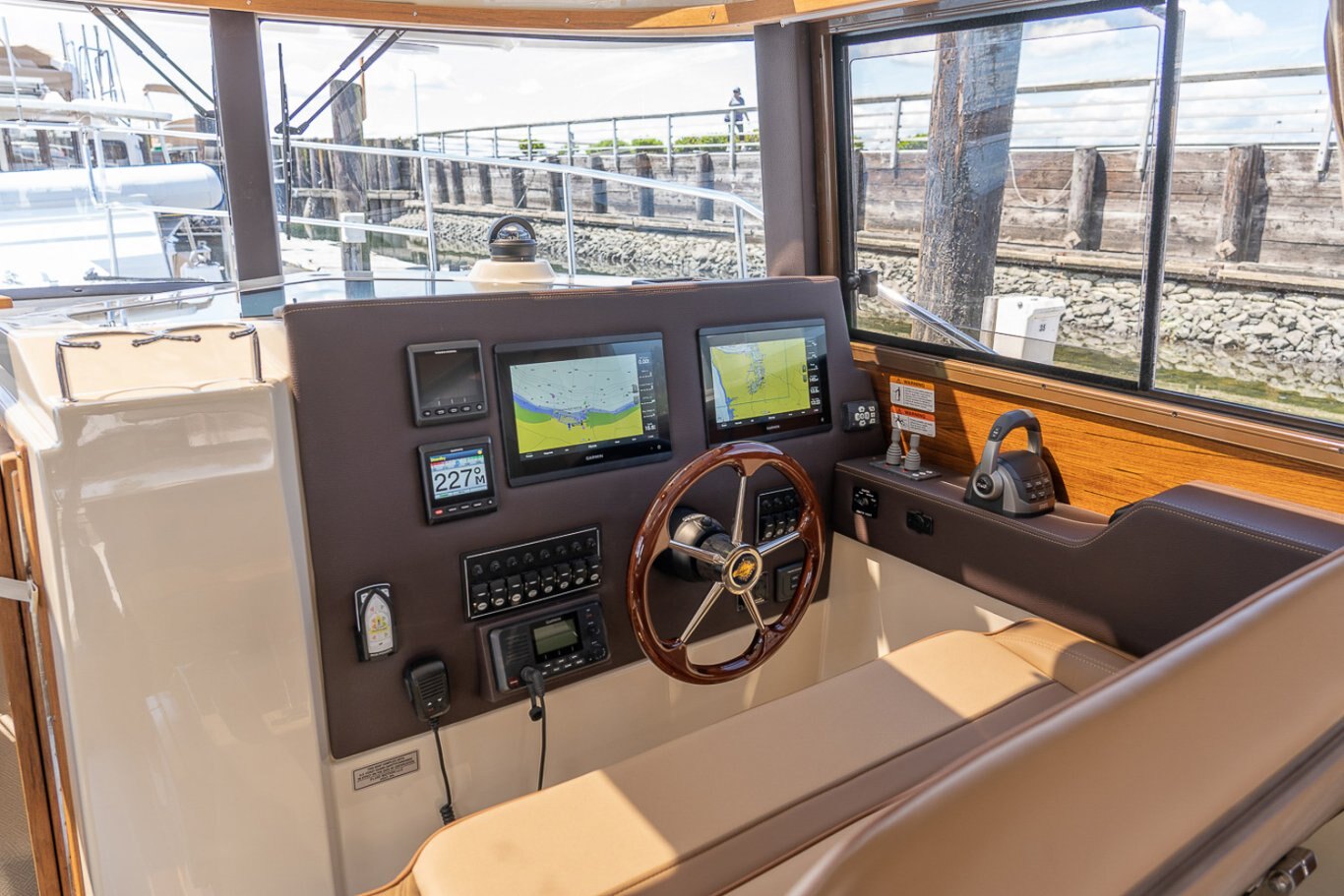 Ranger Tugs R 29 COMMAND BRIDGE