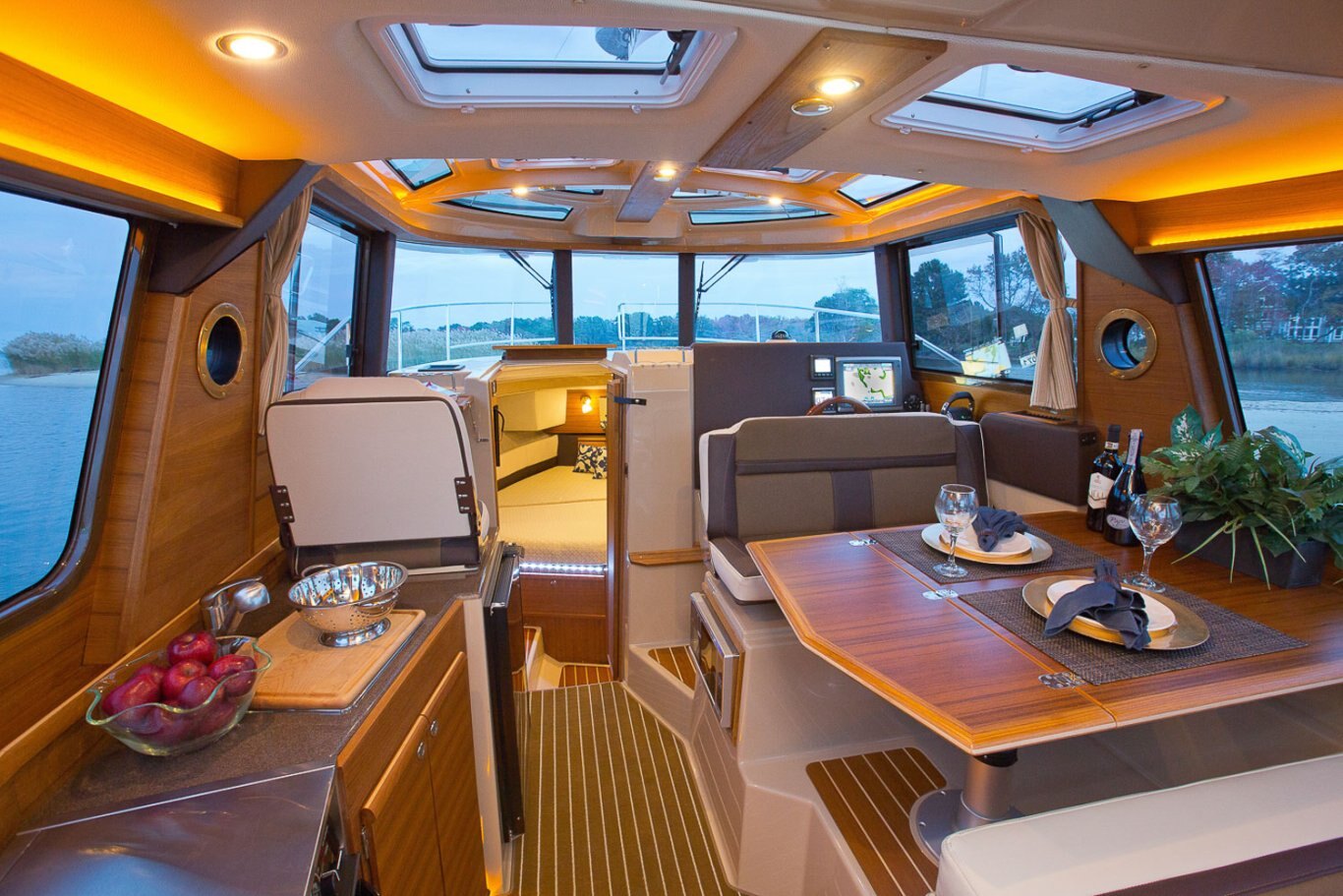 Ranger Tugs R 29 COMMAND BRIDGE