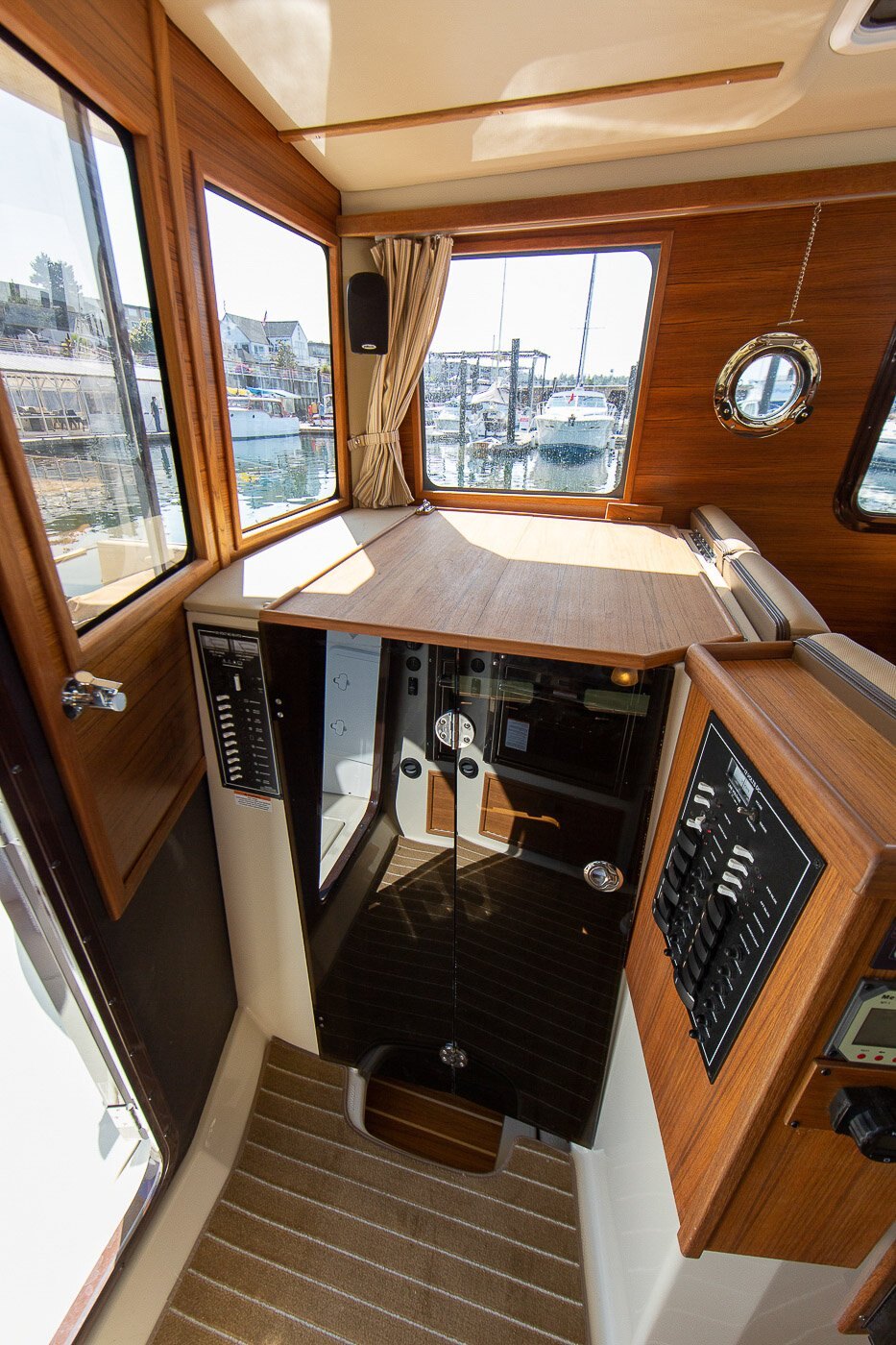 Ranger Tugs R 31 SEDAN