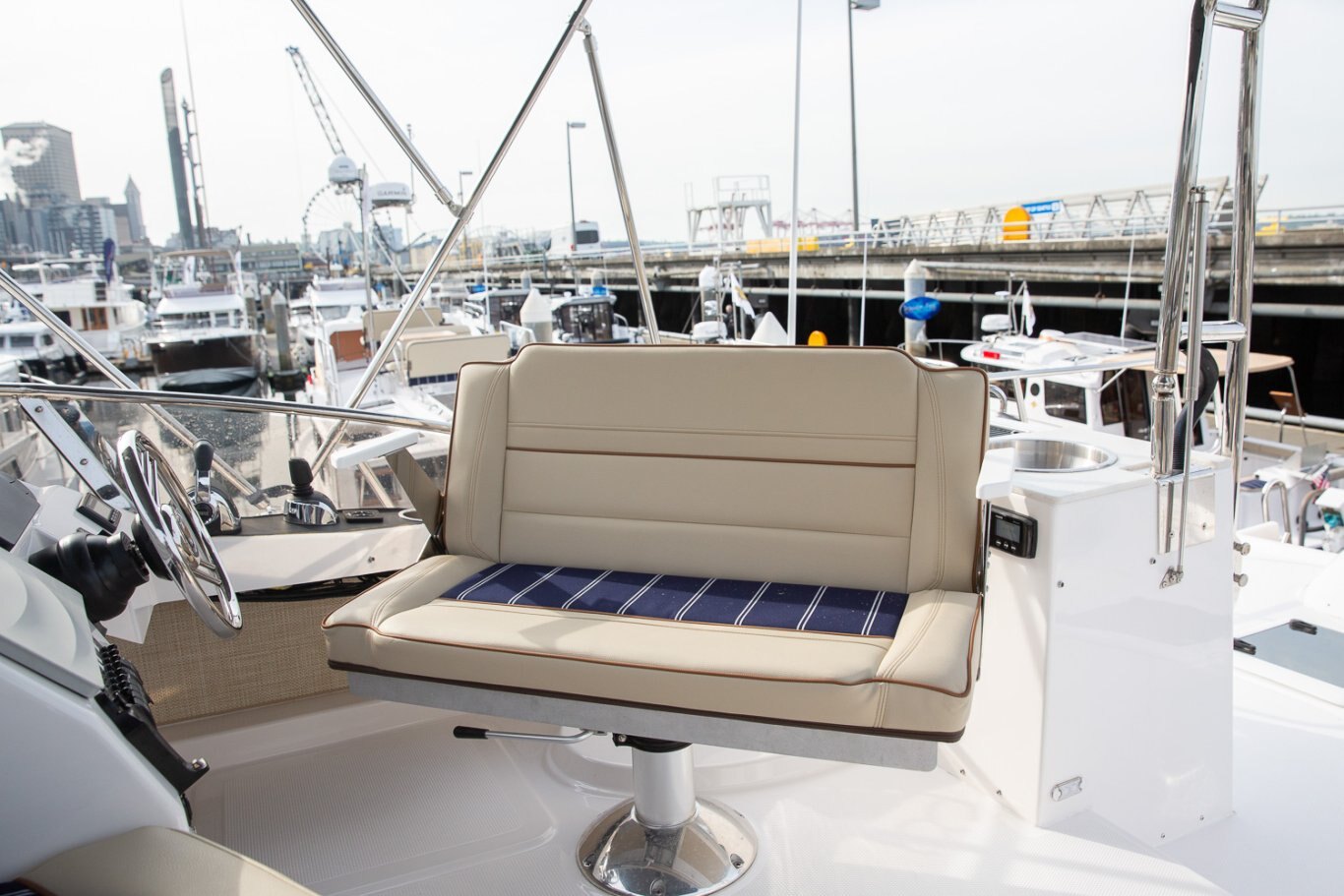 Ranger Tugs R 43 COMMAND BRIDGE