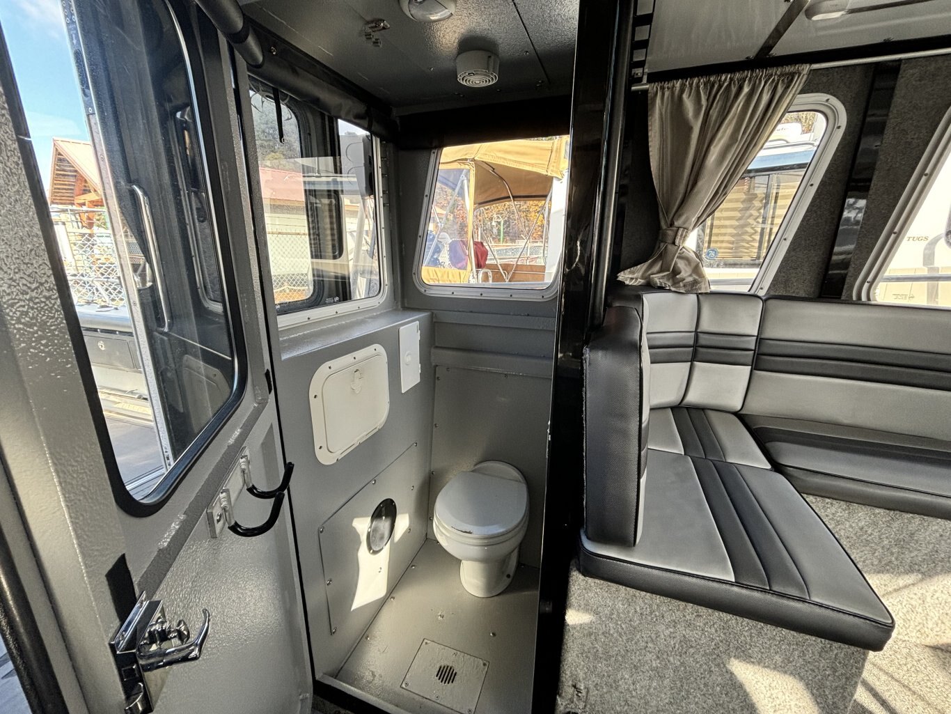 2013 Thunder Jet 32 Pilot Offshore