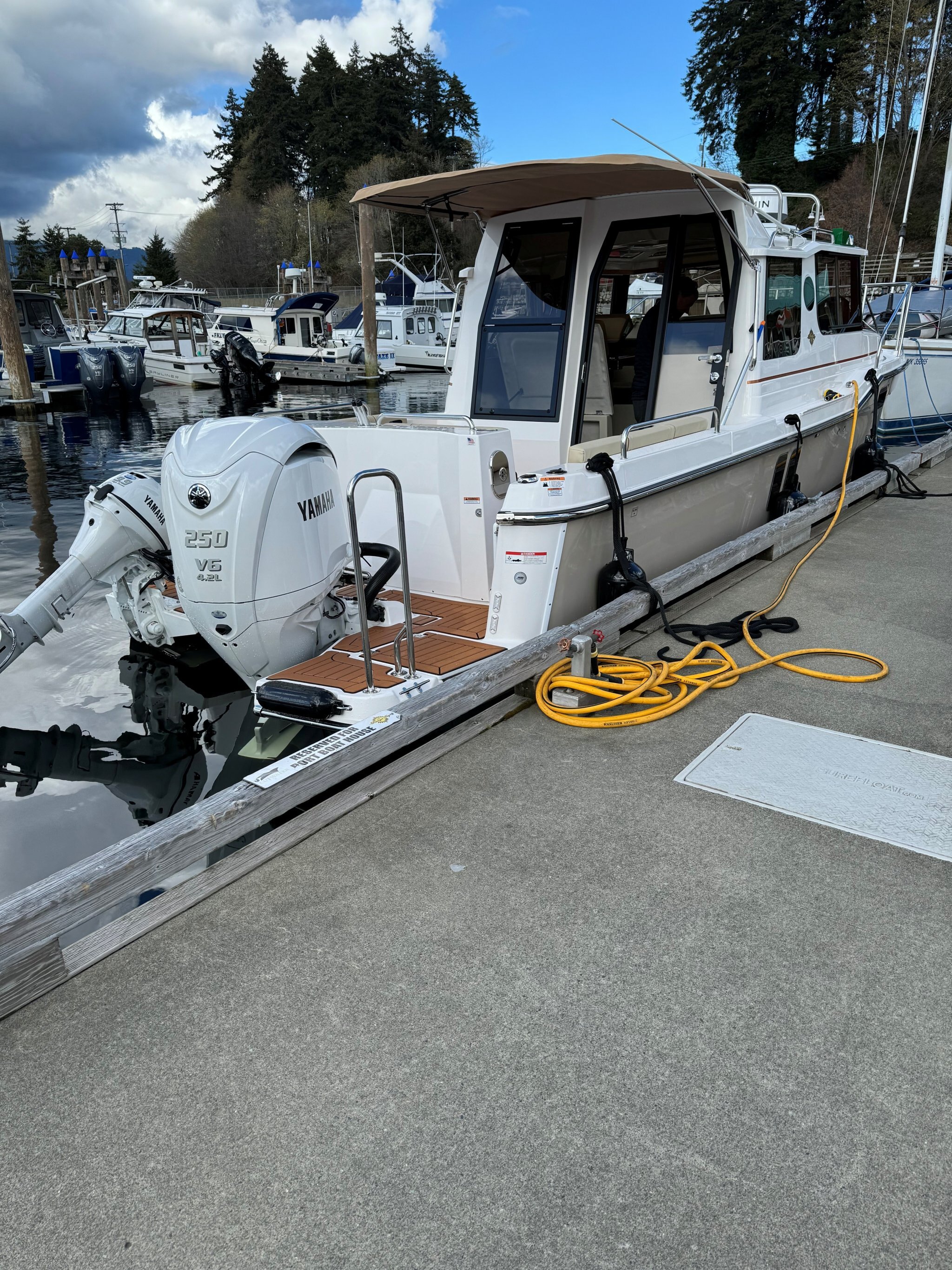 Ranger Tugs R-43 COMMAND BRIDGE