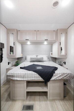 2027 Coachmen Catalina Legacy Edition 313RLTS