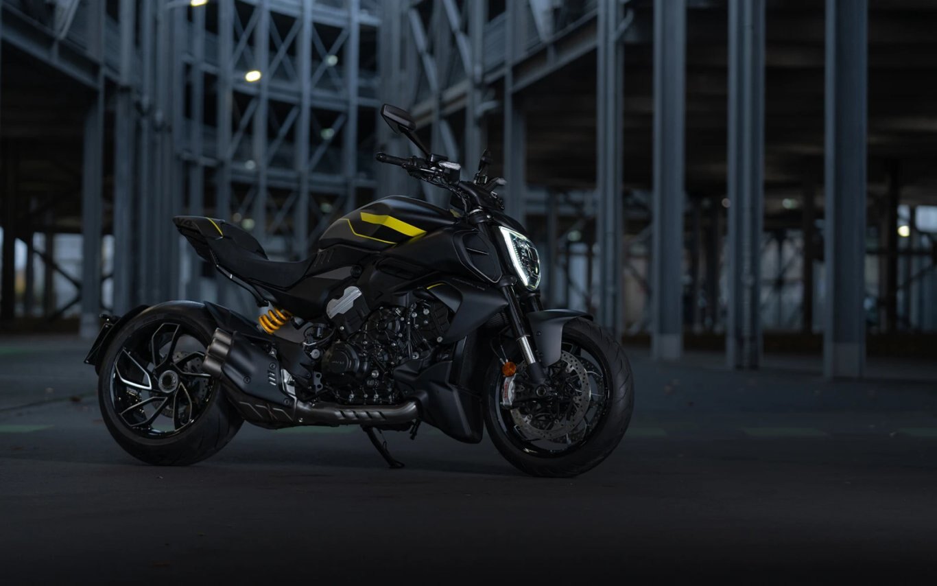 2025 Ducati Diavel V4 Black Roadster livery