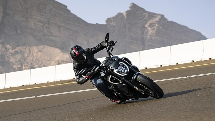 2025 Ducati Diavel V4 Black Roadster livery