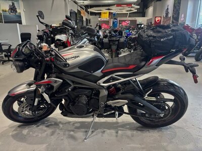 2022 Triumph Street Triple R SAPPHIRE BLACK